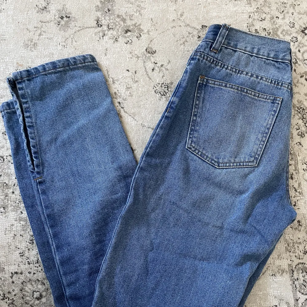 Blåa jeans med slits från Asos strl S. Men skulle säga att de sitter mer som XS/S. Använda fåtal gånger💖. Jeans & Byxor.