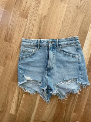 Jeans shorts - Säljer nu mina supersnygga midrise jeansshorts ifrån Zara. Perfekta inför sommaren och passar till allt. Säljer då de inte kommer till användning längre!