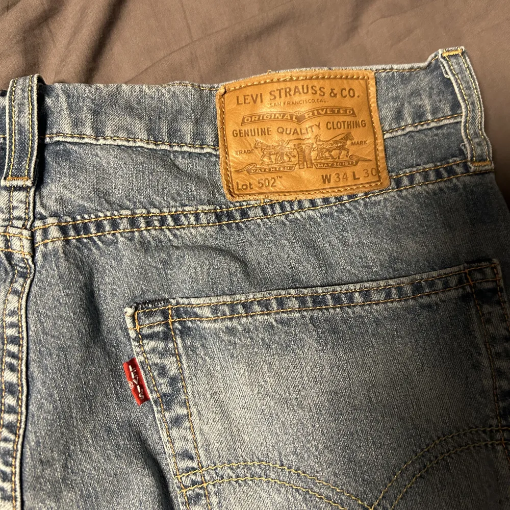 Nästan helt nya Levis jeans. Modell 502. Storlek 34/30 men sitter som 32/30, om man vill ha de lite lösare. Nypris 1200kr Hör av dig vid intresse eller fler frågor😊. Jeans & Byxor.