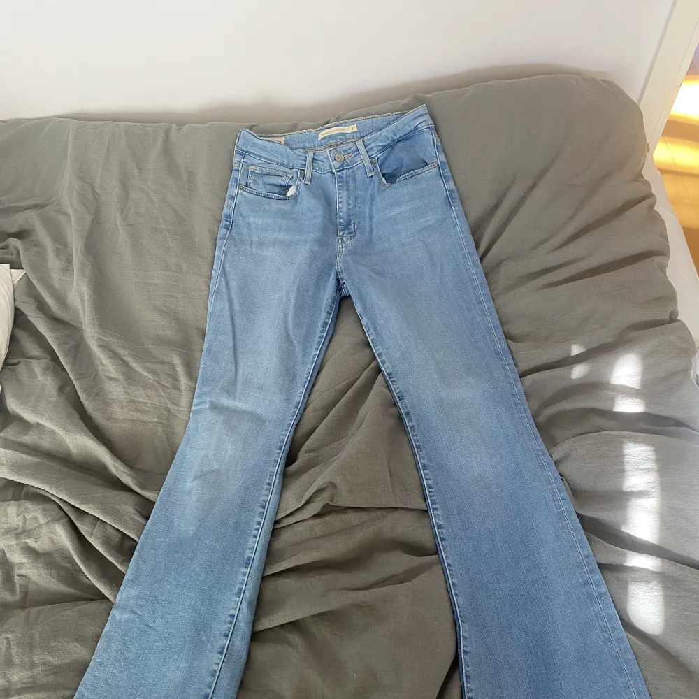 Jätte fina ljusblå bootcut jeans från Levis perfekt nu till vår/sommar! . Jeans & Byxor.
