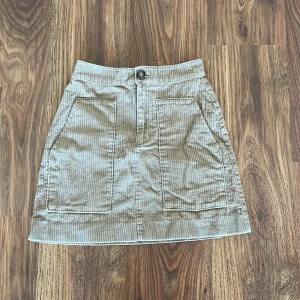 Ribbad kjol - Söt ribbad kjol! Jättesöt kjol som tyvärr används för lite. 