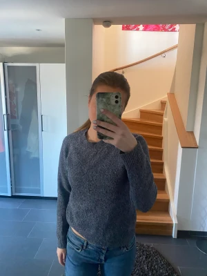 Stickad tröja - Säljer min blåa stickade tröja då jag tyvärr inte fått användning för den. Knappt använt den! Vet inte orginal pris då det va en present. Köparen står för frakt. 