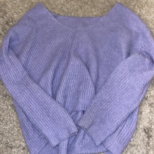 V-ringad stickad tröja  - Den är blå/lila men i vissa ljus är den nästan grå så den skiftar lite i dem färgerna beroende på ljuset. Men en helt felfri stickad super skön tröja  Osäker varifrån den är köpt Den är i strl Xs men är rätt stor så passar även S