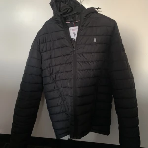 Polo jacka  - Jättebra kvalite. Knappt använd. Köpt för 1200kr från Zalando. Passar t våren, hösten och vintern