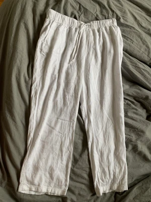 Linnebyxor  - Vanliga linnebyxor strl M men passar de som är vanligtvis xs. Jättesköna och passar jättebra till sommaren. 