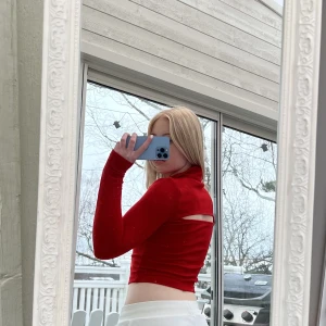 HM topp  - Röd topp från HM som är lite öppen både fram och bak. Inga defekter utan i fint skick 💕💕💕 Betalning via Swish, kund står för frakt  Mötas: Linköping, Motala, Borensberg💕