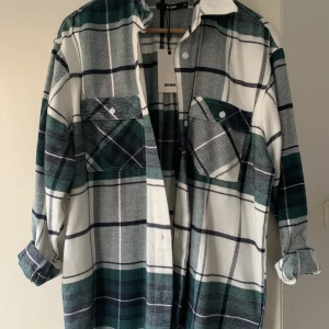 Skjortjacka från Bik Bok - En vit & grön skjortjacka från Bik Bok i storlek M. Den är oversized och i lite längre modell. Bara testad, ej använd, prislappen kvar :). 