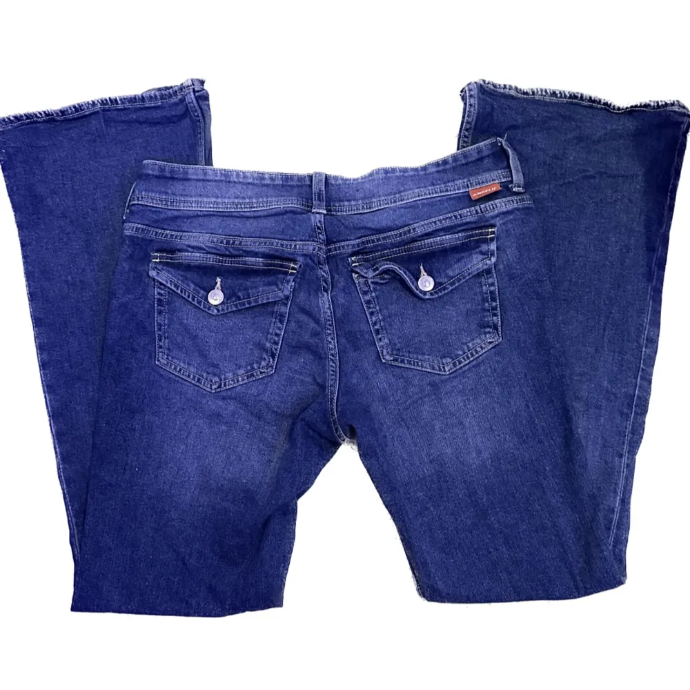 Jätte fint skicka low waisted flare jeans som är knappt snvänt. Jeans & Byxor.