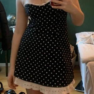 Bandeau klänning  - Gudomlig bandeau klänning som passar till alla tillfällen! Dessvärre för liten på mig som är M… är kort och slutar innan knäna