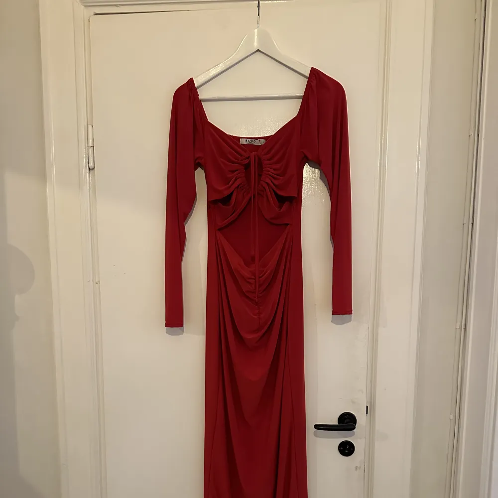 Superfin röd klänning från NAKD i stretchigt material. Endast använd en gång! Var tyvärr fel färg för mig. . Klänningar.