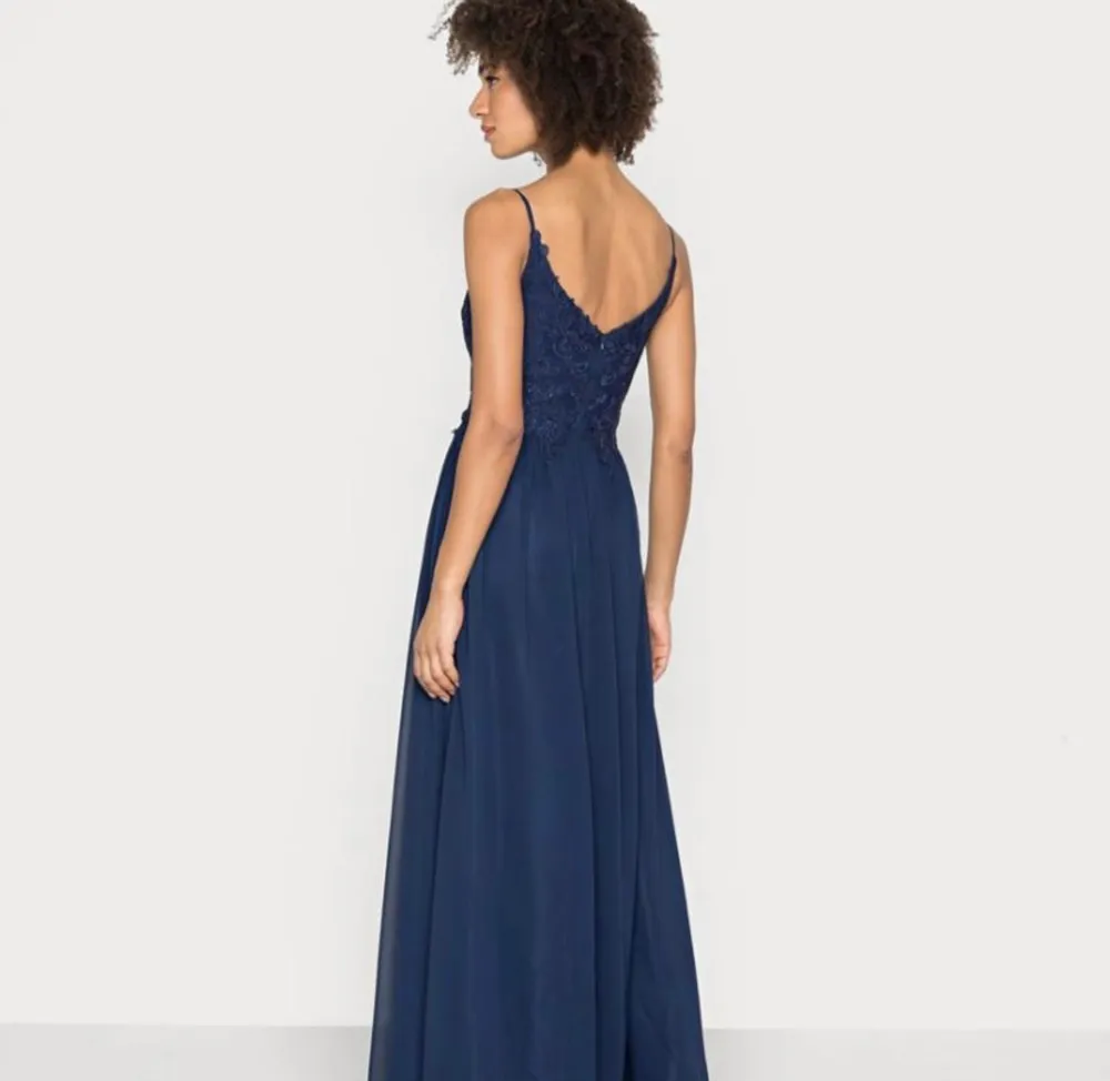 jätte fin balklänning i marinblå som jag endast har andvänd en gång!  original pris är 1600 slutsåld överallt!  köparen står för frakt 💙. Klänningar.