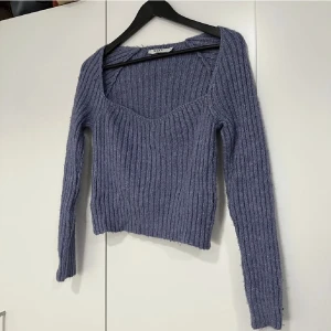 Långärmad tröja NA-KD - Lägger ut igen pga oseriöst bud!  Säljer min långärmade, croppade tröja från NA-KD, då jag inte använder den! Endast använd en gång och köpt här på Plick! Skriv för fler bilder🥰