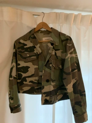 Militärgrön jacka - Jätte fin militärgrön jacka perfekt till våren och sommaren. Använd fåtal gånger. Skriv vid frågor osv💓