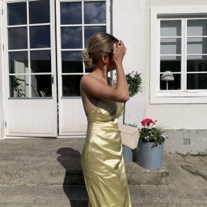 Balklänning - Säljer min fina balklänning 🥰 Använd endast en gång på på balen✨ Från Nicole Falcianis kollektion med bubbleroom🫶🏼 storlek S, dock insydd så passar dig som brukar ha xs/s! Jag är 162 cm lång och passar perfekt🤩 Skicka om ni vill ha fler bilder på den🙌🏽