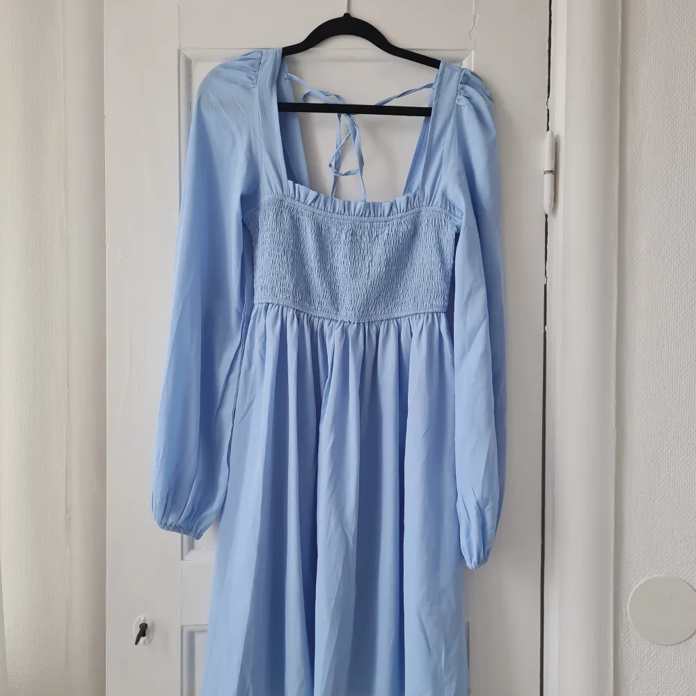 Superfin babyblå klänning med puffiga ärmar och square skärning. Från NA-KD. Klänningar.