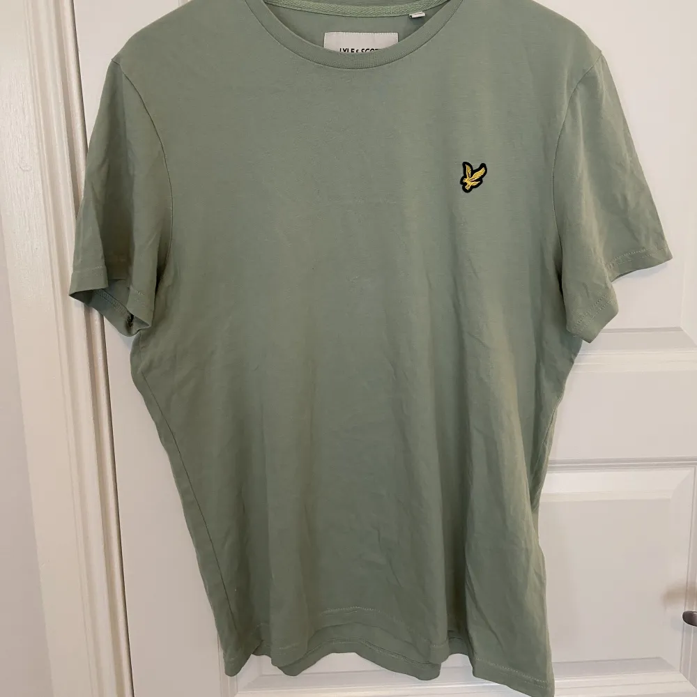 En fin grön t-shirt som är använd några få gånger . T-shirts.
