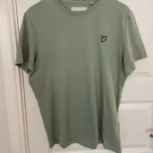 En fin grön t-shirt som är använd några få gånger 
