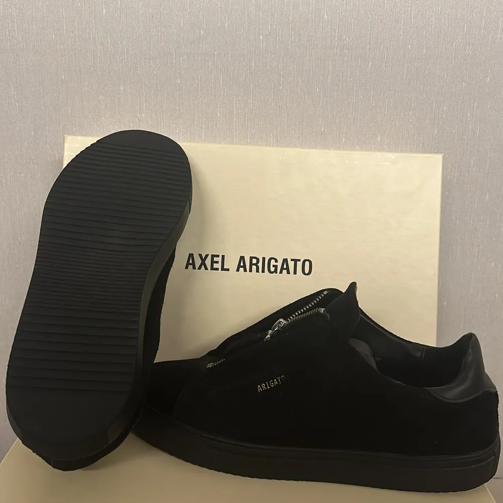 Märke: Axel Arigato Modell: Clean 90 Zip Storlek: 43 Condition: 8/10  Otroligt sparsamt använda skor, inga scuffed eller creases, lätt slitning på zip taben men annars så gott som nya!  Säljs då dom är för stora för mig. . Skor.
