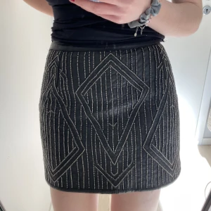 Läderkjol - Läderkjol med pärlor.