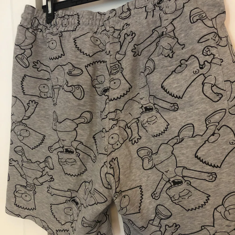 Snygga oversized shorts med Bart Simpsons motiv, använda men i bra skick. Shorts.