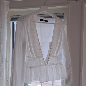 vit drömmig blus - världens drömmigaste blus med fina knappar och volanger!