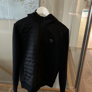 J.Lindeberg cardigan  - Hej, Säljer nu min j.Lindeberg cardigan som är använd 1 gång. 10/10 skick. Köpt för 3500kr