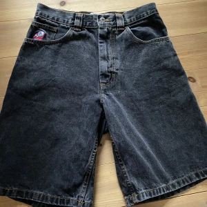 Polar big boy shorts - Svarta/gråa polar big boy shorts. Andvända 2 gånger.  Nypris: 1100kr 