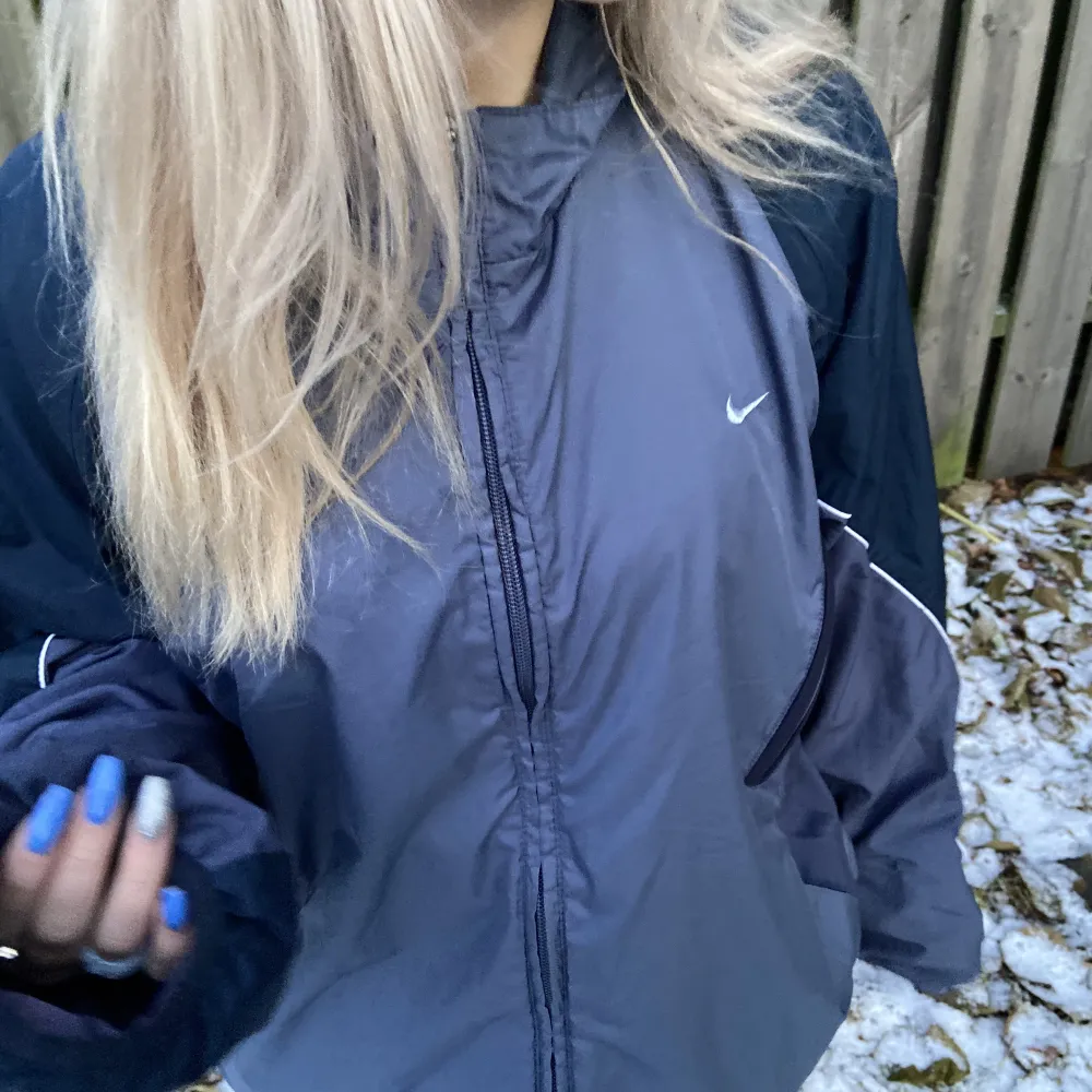 Snygg vintage Nike jacka köpt på beyond retro. Den är i storlek L men skulle säga att den passar S-L. Skriv bud privat! Den som budar högst vinner!. Jackor.