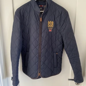 Morris Jacka - Morris-jacka i använt skick. Det finns en liten skada vid dragkedjan, i övrigt fin. Perfekt vårjacka!