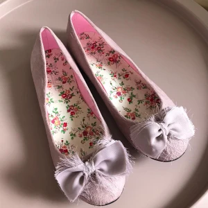 Rosa ballerinaskor - Rosa ballerinaskor med rosetter. Helt nya i storlek 38. Passar perfekt för sommaren💕 för bara 220kr. 