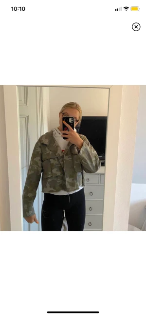 Militär jacka zara - Så snygg militärjacka från zara, storlek s!! Perfekt nu till våren🌸🌸🌸💕💕💕