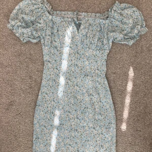 Sommarklänning  - En super söt blå blommig klänning som aldrig har används💕 Säljer då den inte riktigt är min stil. Skriv ifall du har några funderingar eller frågor!!!