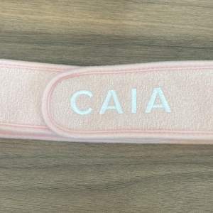 Säljer ett hårband / sminkhårband från caia då jag har 2st.  Den har endast lite smink på den (se bild 2). Inga andra färgningar eller defekter.  Nypris: 95, säljer för 45.  