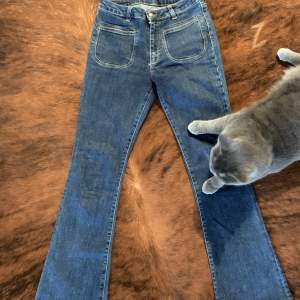 Flared jeans me fräna fickor framtill! Super snygga men sitter tight på mig och vill rensa ut. Väldigt 70-tal, men ny producerat!👖☎️ OBS! Kolla bio innan köp!⭐️