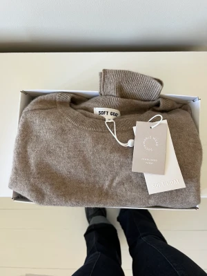 Soft Goat Cashmere tröja  - Beige Soft Goat Cashmere tröja i storlek M. Helt ny, orginalförpackning och lappar finns kvar! Nypris 2500 kr 