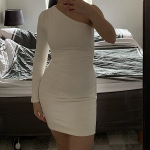 Vit klänning - Min studentklänning. Endast använd då!❤️