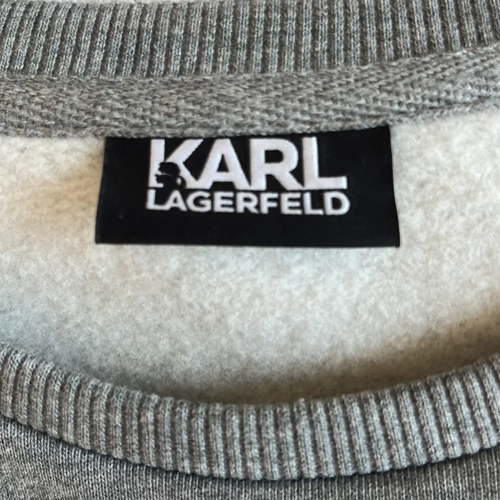 Karl Lagerfield tröja! använd Max 3 gånger, st S dock är den pösig i modellen och passar folk som även har M.. Tröjor & Koftor.