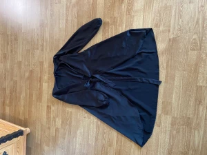 Klänning  - Svart omlottklänning frn Vero moda. Använda fåtal gånger utan några märken eller fläckar. Storlek M.