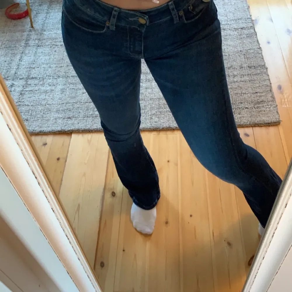 Säljer mina fina mörkblåa Lois jeans i storlek 24/31!. Jeans & Byxor.