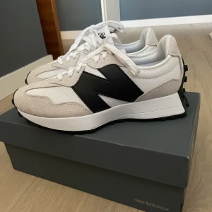 New Balance 327 - Helt nya new balance skor i modellen 327. Storlek 40.5. Säljer då dem var för små. Dem är små i storleken!!! Frakt tillkommer 💞