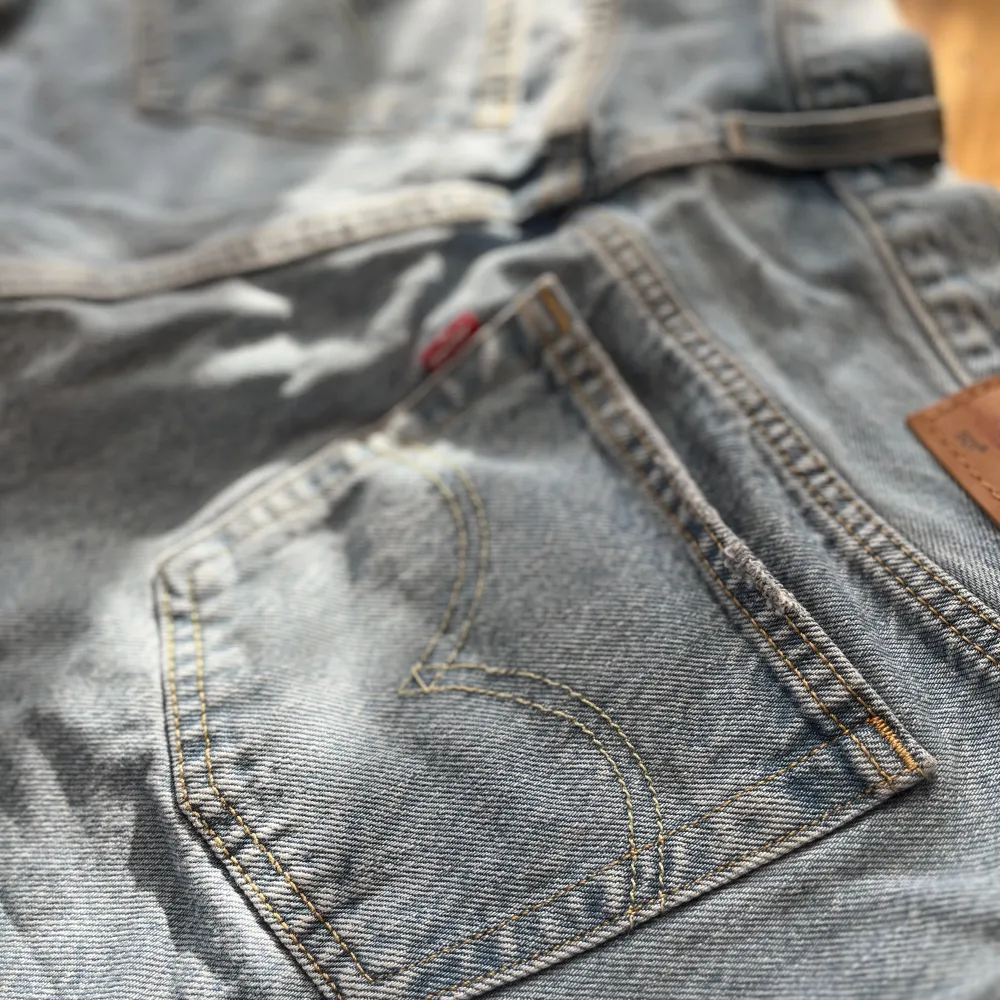 Ett par Levis jeans short köpta på nakd! För ca 700kr! Jag säljer för 350kr. Aldrig använda, endast provade! Säljer då dem blivit för små! . Shorts.