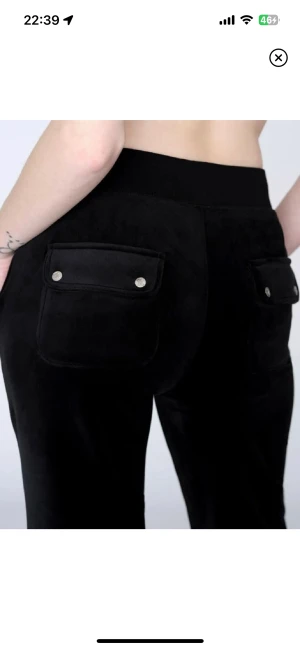 Juicy Byxor - Säljer mina svarta juicy i storleken XXS💕 Har ingen användning av de längre och behöver pengar. Säljer för 700, nypris 1,100 kr