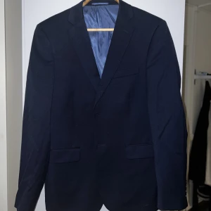 Kostym - Perfekt kostym som jag hade på min student 2021. Kavajen använd sällan byxorna är mer använda. Inget som är spräckt eller något sånt.  Byxorna är i st. 36/30 