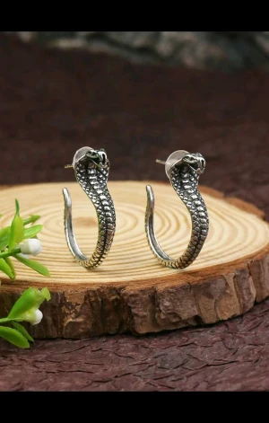 Örhängen snake bohem gypsy rocker  - Ett par jättefräcka örhängen säljes! Ormarna är riktiga eyecatchers 👌✨