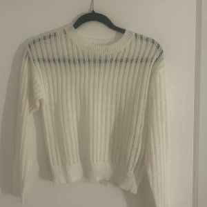 Vit stickad - Säljer denna fina vita stickade 