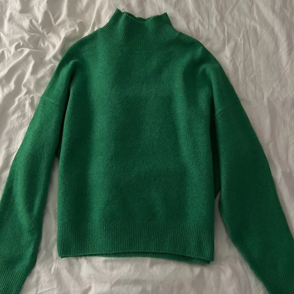 Den perfekta stickade tröjan till hösten. Säljer denna gröna tröja från Ginatricot då den aldrig används. Köpt för ca 1 år sedan och finns inte längre att köpa. Köpt för 399 och jag säljer för 250 (inklusive frakt). Kan tänka mig lägre vid snabb affär 😁🫶🏼 . Stickat.
