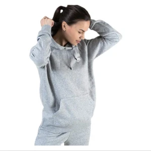 nike dress - Grå nike dress. Byxorna är i M och tröjan S. Bara o skriva om ni vill ha egna bilder