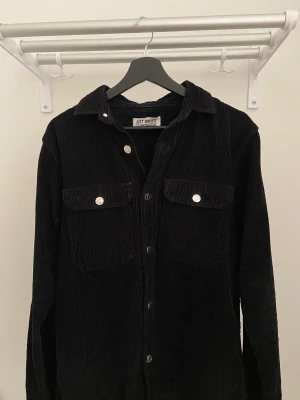 Manchester jacka - Skön vår/sommar jacka  Finns en liten lagning på sista bilden på axeln men inget som påverkar funktionen!   Köparen står för frakten!