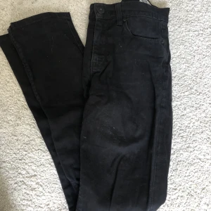 Jenas - Svarta lågmidjade jenas som är utsvängda där nere. Köpa secondhand!! Bilder på kan skivoad vid önskan 💕