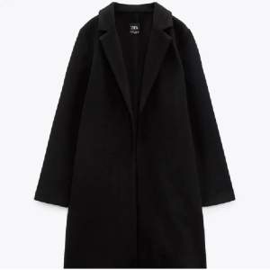 Säljer denna svarta kappa ifrån zara i storlek 34 passar 36! Använt max 3 gånger💓